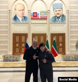 Адам Кадиров позує із зіркою Героя Чечні на грудях із депутатом Держдуми Росії Адамом Делімханов. Грозний, 2023 рік