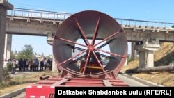 Ош -Кара-Суу жолундагы көпүрөдөгү суу түтүгүн илип кеткен автоунаа. 12-август, 2023-жыл.