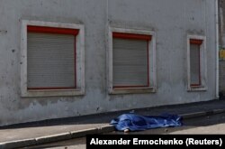 Тело мужчины, погибшего в результате обстрела в Донецке 31 июля 2023 года