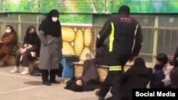 تصویری از حیاط یک مدرسه پس از مسموم‌شدن دانش‌آموزان