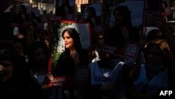 سازمان‌هایی چون عفو بین‌الملل، انجمن قلم آمریکا، مرکز حقوق بشر ایران و سازمان ملت‌ها و مردمان غیر رسمی (UNPO) از امضاکنندگان این بیانیه هستند