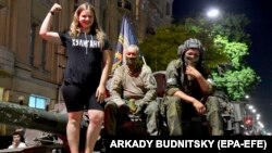 دختری اهل روستوف در کنار اعضای واگنر پس از ورود آنها به خاک روسیه