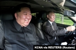 Президент Росії Володимир Путін та лідер Північної Кореї Кім Чен Ин їдуть на автомобілі Aurus у Пхеньяні, Північна Корея, 20 червня 2024 року