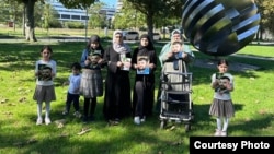 Хонаводаи Низомиддин Насриддинов дар назди бинои СММ дар Бонн