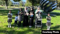 Хонаводаи Насриддинов дар назди бинои СММ дар Бонн