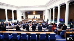 Депутатите почетоха с минута мълчание паметта на жертвите на масовото изтребление на арменци в началото на 20 век.