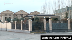 Մոնումնետի առանձնատներից մեկը, որ պատկանում էր նախկին վարչապետ Հովիկ Աբրահամյանին