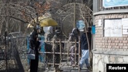 Декабрь 2022 года. Студентка у ворот Кабульского университета. Осенью прошлого года Талибан запретили девочкам получать высшее образование  