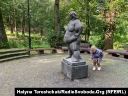 Скульптура «Впевнена» у Стрийському парку