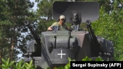 До пакету, зокрема, увійшли понад 10 тисяч снарядів до самохідних зенітних установок Gepard