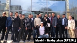 Активисты и жители города, подавшие жалобу в прокуратуру по итогам голосования. Алматы, 29 марта 2023 года