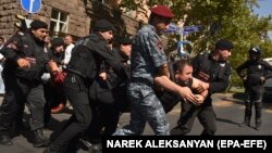 Հայաստան - Ոստիկանները բերման են ենթարկում ցուցարարին, Երևան, 22-ը սեպտեմբերի, 2024թ.