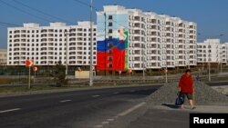 Новоотстроенные дома в Мариуполе с патриотическими муралами