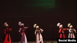 Эл аралык Жогорку Медициналык мектебинин студенттери.