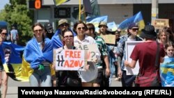 Понад сотня близьких та рідних військових вишикувались вздовж центрального проспекту міста та скандували «Не мовчи! Полон вбиває!», «Поверніть героїв додому!», «Маріуполь два роки в полоні!» та інші гасла