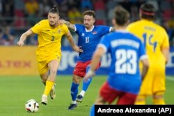 Radu Drăgușin (în tricou galben, cu numărul 3), jucător la Tottenham Hotspur, este cel mai bine cotat fotbalist din lotul pregătit de Edi Iordănescu.