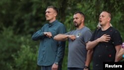 Мекенине кайтып келген "Азовчулар" - Денис Прокопенко, Денис Шлеха жана Олег Хоменко.