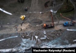 Енергетики відновлюють високовольтну лінію, зруйновану внаслідок російського ракетного обстрілу. Україна, 7 лютого 2024 року