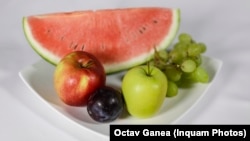 Elevii români primesc la școală fructe.