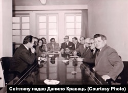 Зібрання редакторів усіх національних редакцій на Радіо Свобода. Михайло Демкович-Добрянський сидить третій праворуч