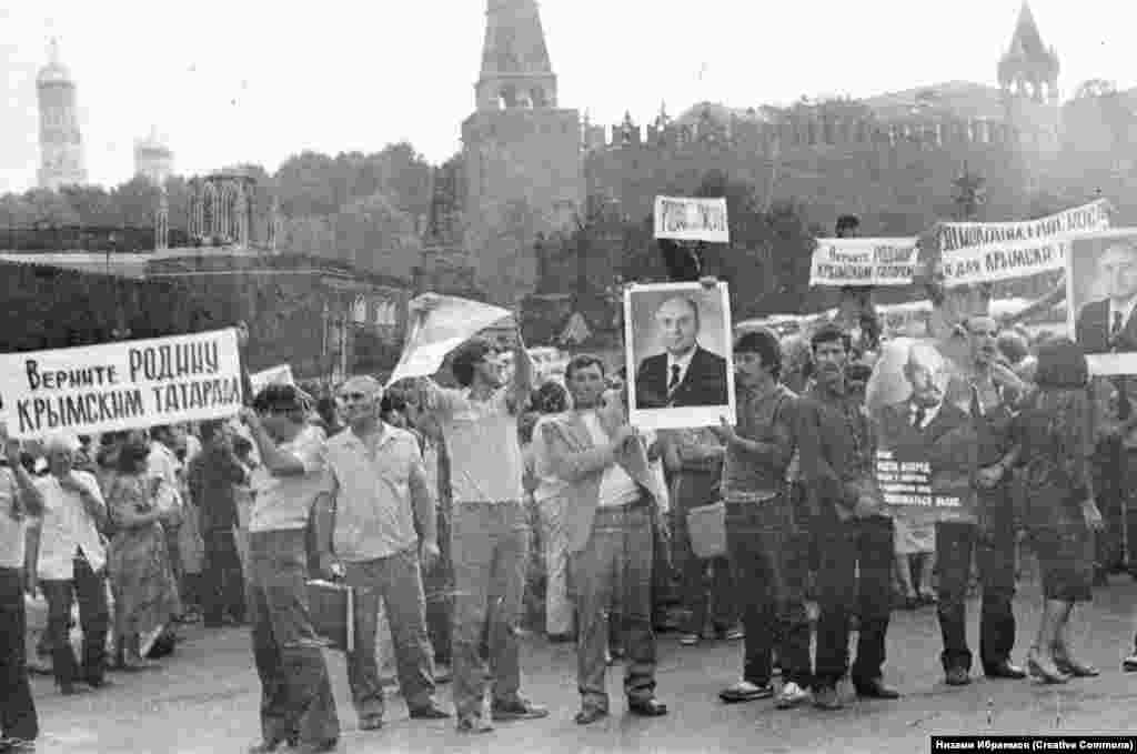 Протест чарасында катнашучылар