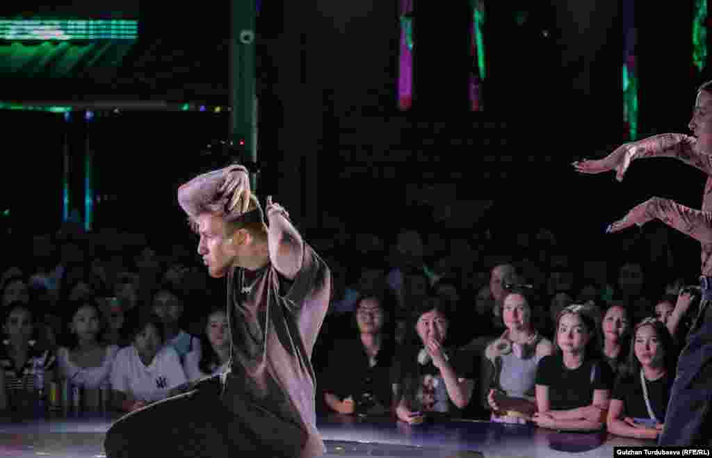 Бийчилердин өнөрүнө Франциядан жана Түштүк Кореядан келген калыстар баа беришти.