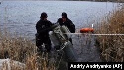 Рятувальники дістають уламки збитої російської ракети з озера в Запоріжжі, березень 2023 року