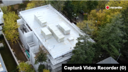 Clădirea din Aviatorilor 86, renovată potrivit unui proiect arhitectural premium, s-a aflat în centrul unei scandal uriaș. Informațiile obținute de jurnaliștii de la Recorder sugerau că imobilul va deveni casa familei Iohannis, la final de mandat. Nu s-a întâmplat asta.