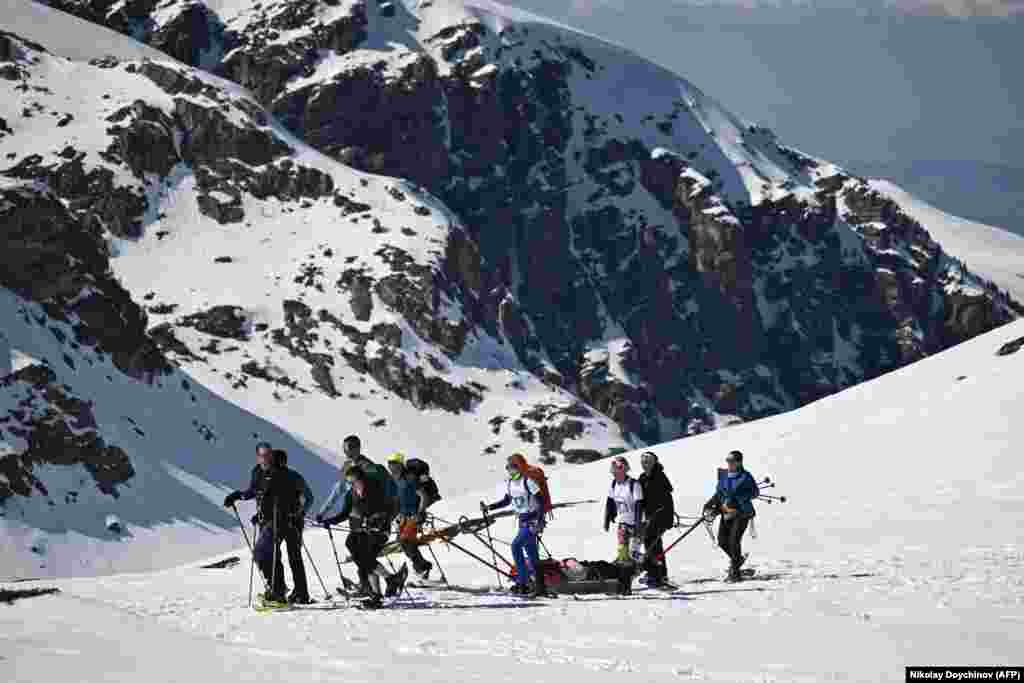 Группа волонтёров тянет особенного путешественника в гору. Некоторые из волонтёров, принявших участие в экспедиции 23 марта, приехали из Варны, города на востоке Болгарии, чтобы помочь своим соотечественникам. Самому юному волонтёру &mdash;&nbsp;всего семь лет &nbsp;