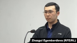 Ырыс Жекшеналиев жарыш сөз сүйлөп жатат. Биринчи май райондук соту, Бишкек. 11-апрель, 2023-жыл.