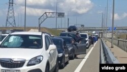 Автомобильная пробка на въезде на Керченский мост. Скриншот из записи Крым.Реалии (архивное фото)