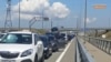 Автомобільний затор на в'їзді на Керченський міст. Скріншот із запису Крим.Реалії (архівне фото)