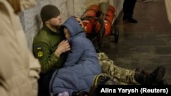 Украинадагы чоң шаарларда коркунуч тууралуу эскертилгенде адатта тургундар метродо жан сакташат. 