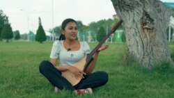 "Маданият эки элге көпүрө болот".  Комузга кызыккан чет элдик студенттер 