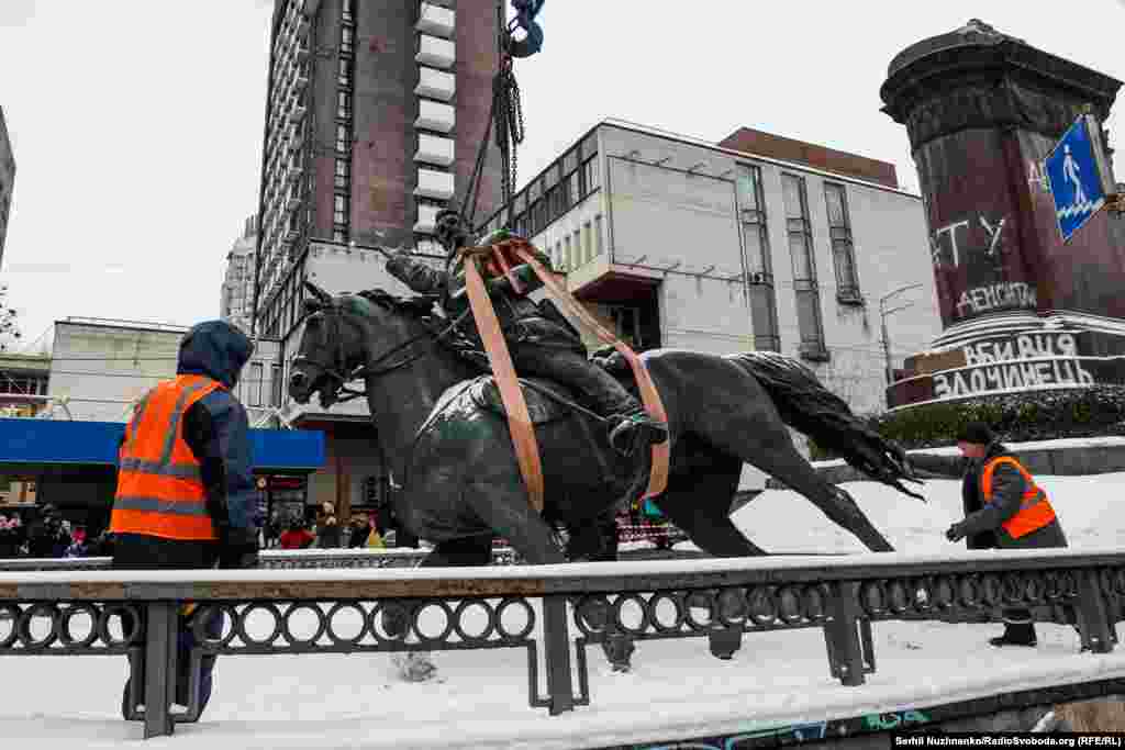 Комунальники прибирають мотузки з пам&#39;ятника після демонтажу&nbsp;