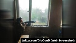 Боєць ЗСУ веде вогонь у перші дні створення плацдарму в селі Кринки, Херсонська область, жовтень 2023 року