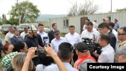 Акылбек Жапаров суу таңкыстыгына кабылган Орок, Селекция конушунун тургундары менен жолукту.