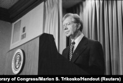 جیمی کارتر در بهار ۱۹۸۰ تحریم‌های تازه‌ای را علیه ایران در واکنش به گروگان گرفتن کارمندان سفارت آمریکا در تهران اعلام کرد