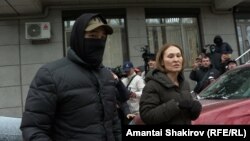 Сотрудник ГКНБ и гендиректор ИА 24.kg Асель Оторбаева. 15 января 2024 года. 