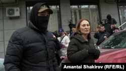 Гендиректора 24.kg Асель Оторбаеву выводят из офиса издания. Бишкек, 15 января 2024 года 
