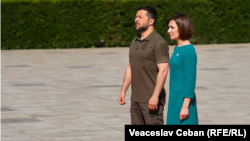 Ukrainian President Volodymyr Zelenskiy (left) and Moldovan President Maia Sandu (file photo)