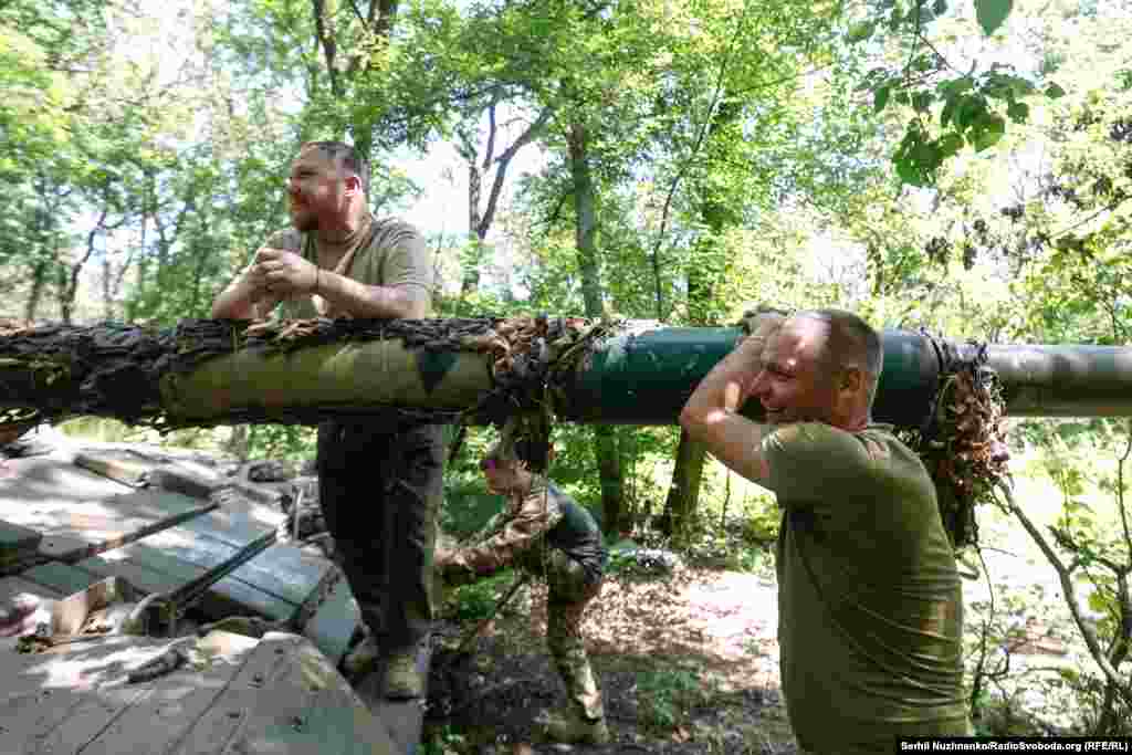 Танкісти розповідають про ще один російський &laquo;лендліз&raquo; Т-80БВ, жартуючи один над одним, і на мить здається, що ти не на війні, а на звичайному полігоні