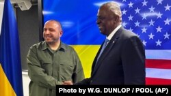 Ллойд Остін (праворуч) та Рустем Умєров, листопад 2023 року