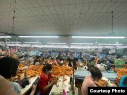 Кыргызстандыктар вьетнамдык тигүүчүлөр менен. 04-май, 2023-жыл.