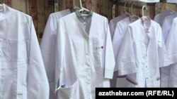 Сотрудникам больниц Балканского велаята приходится покупать такую ​​одежду за свой счет.