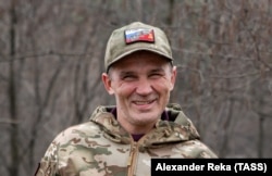 Российский доброволец в кепке с нашивкой, в которой сочетаются российская и советская символика. Луганская область, Украина, март 2023 года