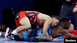 Акжол Махмудов  жана Камал Амир Бей Париж Олимпиадасынын 1/8 финалында. 6-август, 2024-ж.