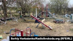 Дитячий майданчик поблизу місця російського ракетного удару по Грозі, 6 жовтня 2023 року