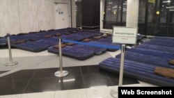 Зона отдыха для украинцев, ожидающих фильтрации для въезда в Россию, в аэропорту Шереметьево