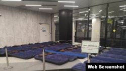 Зона відпочинку для українців, які чекають на фільтрацію для в’їзду в Росію, в аеропорту Шереметьєво